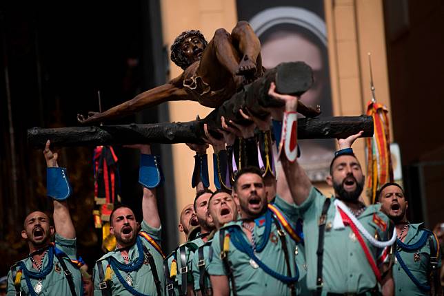 西班牙兵團的傳統：舉著耶穌基督釘十字架像行軍遊行。