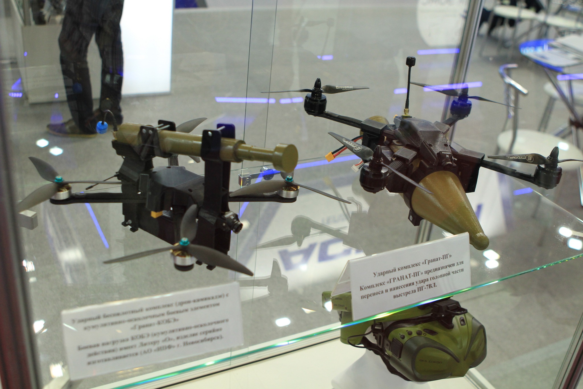 俄軍展示的飛行RPG型FPV無人機