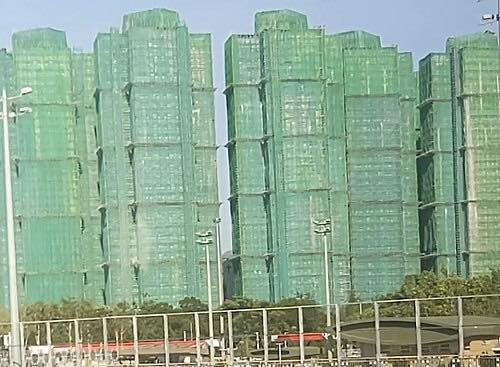 宏福苑大火前檔案照，全部大樓都被易燃棚架圍住