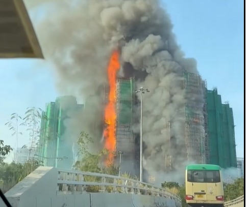 當火勢在這些內凹處燃燒，熱空氣被三面牆壁侷限，只能劇烈向上衝刺