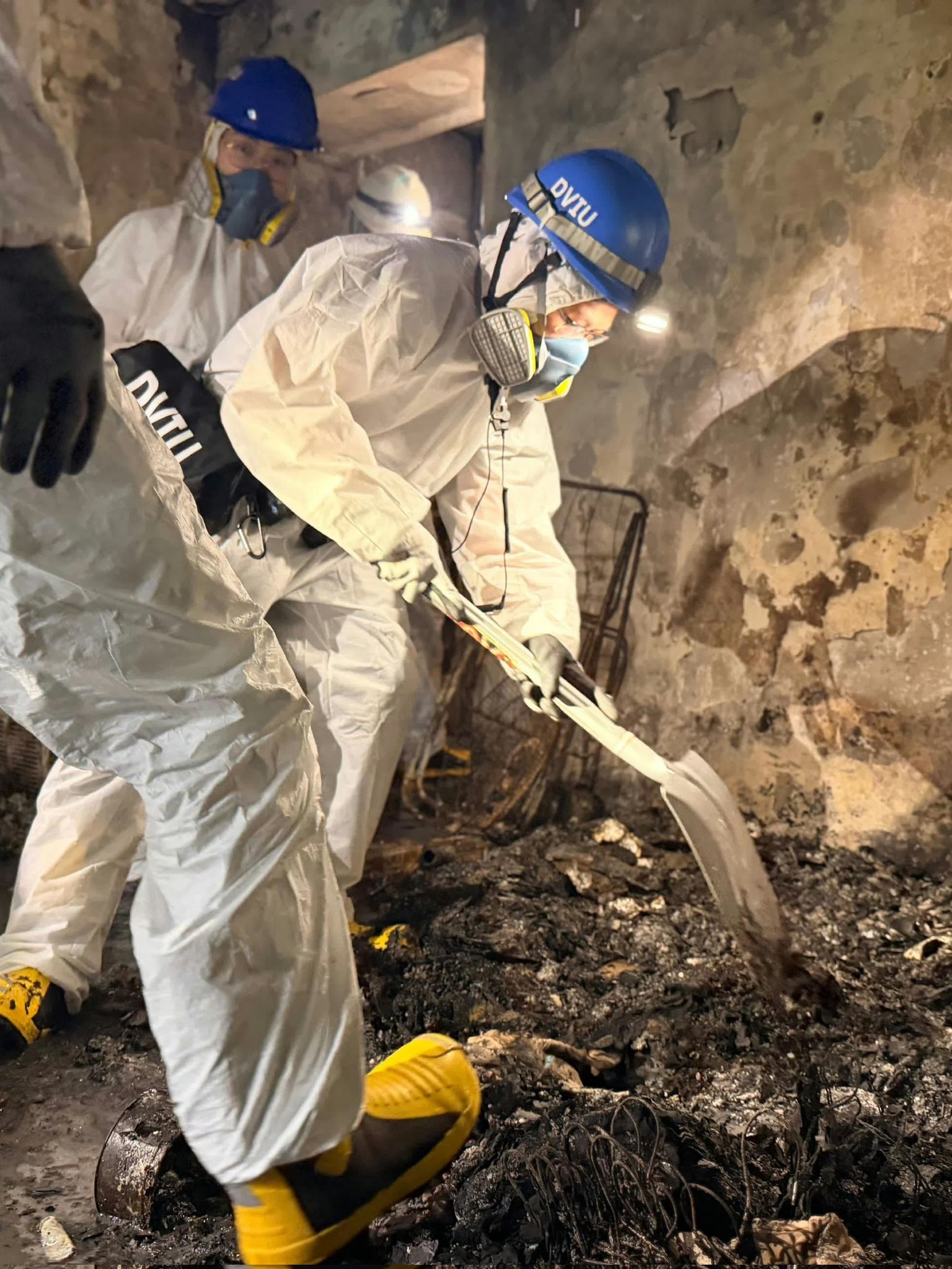 消防人員進入宏福苑搜救