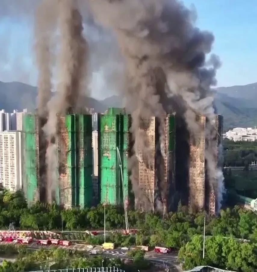 11/27白天火勢大致遭控制後，可以觀察大樓外部覆蓋的易燃棚架